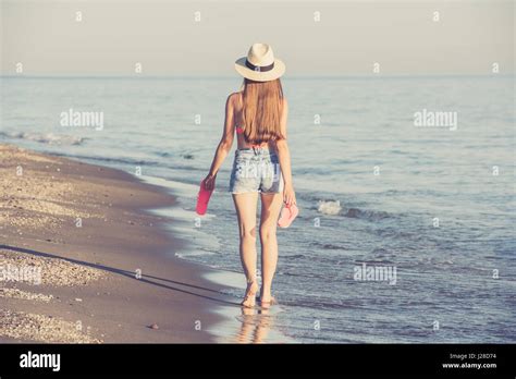 Junge Schönheit wird am Strand von einem Fremden gefickt